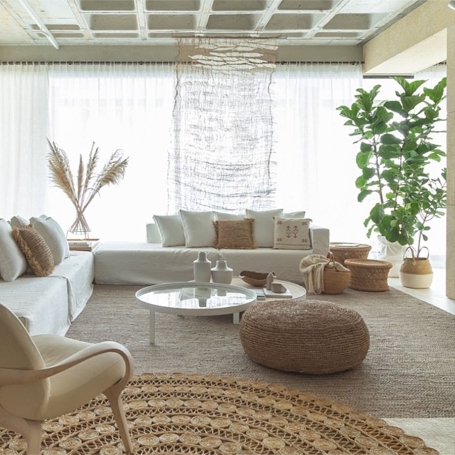 sala de estar com elementos naturais