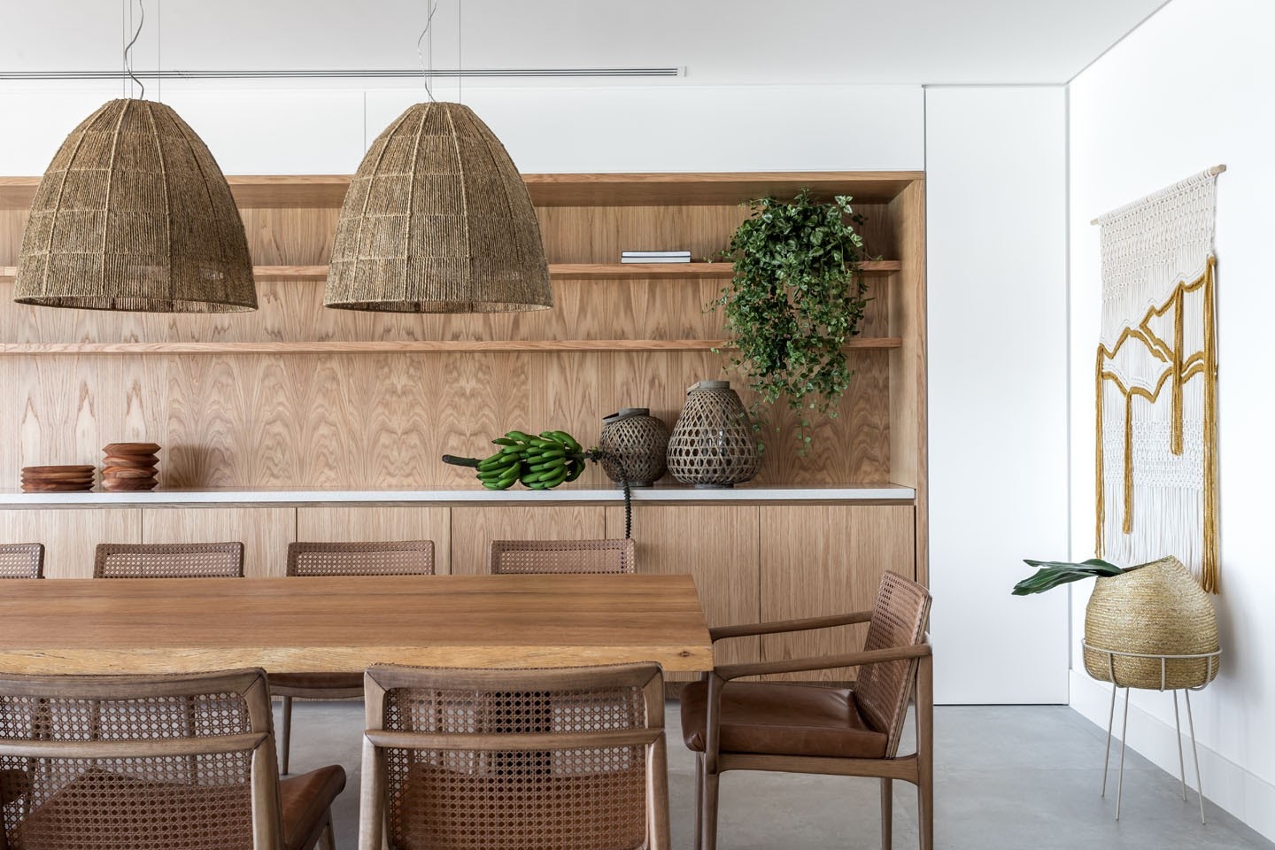 sala de jantar com elementos naturais